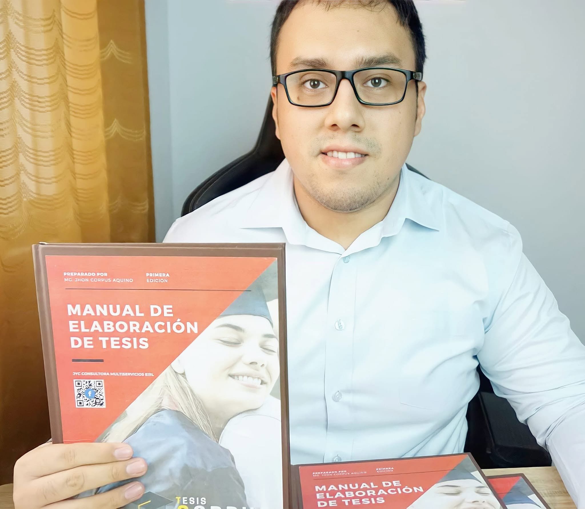 Jhon Corpus con el libro Manual de Elaboración de Tesis