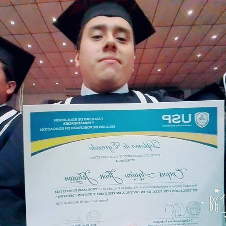 Jhon Corpus con certificado de finalización de maestría